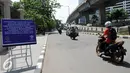 Kendaraan melintas di dekat Papan pemberitahuan Uji Coba jalur di Kawasan kuningan, Jakarta, Sabtu (23/7). Mulai 27 Juli sampai 26 Agustus Dishub Jakarta akan Uji Coba pembatasan Lalu Lintas Ganjil-Genap di Jalur Bekas 3 in 1. (Liputan6.com/Helmi Afandi)