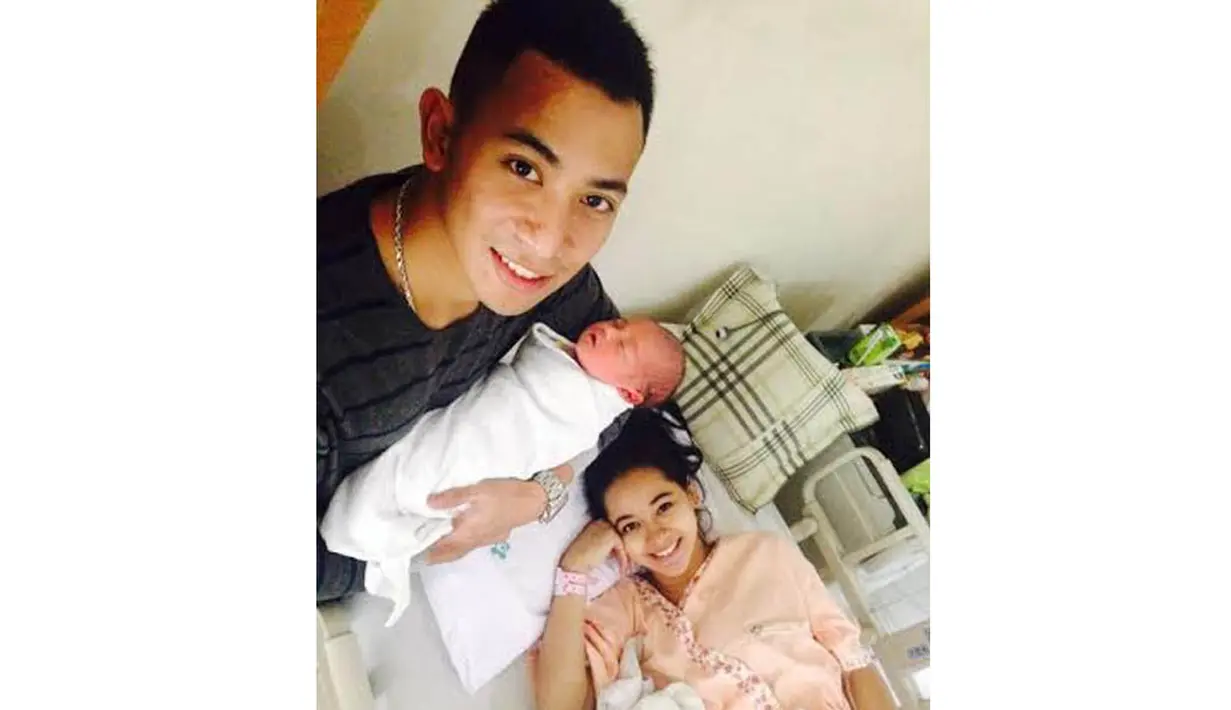  Poppy Bunga dan suaminya tampak berfoto selfie bersama bayi mungilnya (Istimewa: Muhamad Fattah Riphat) 