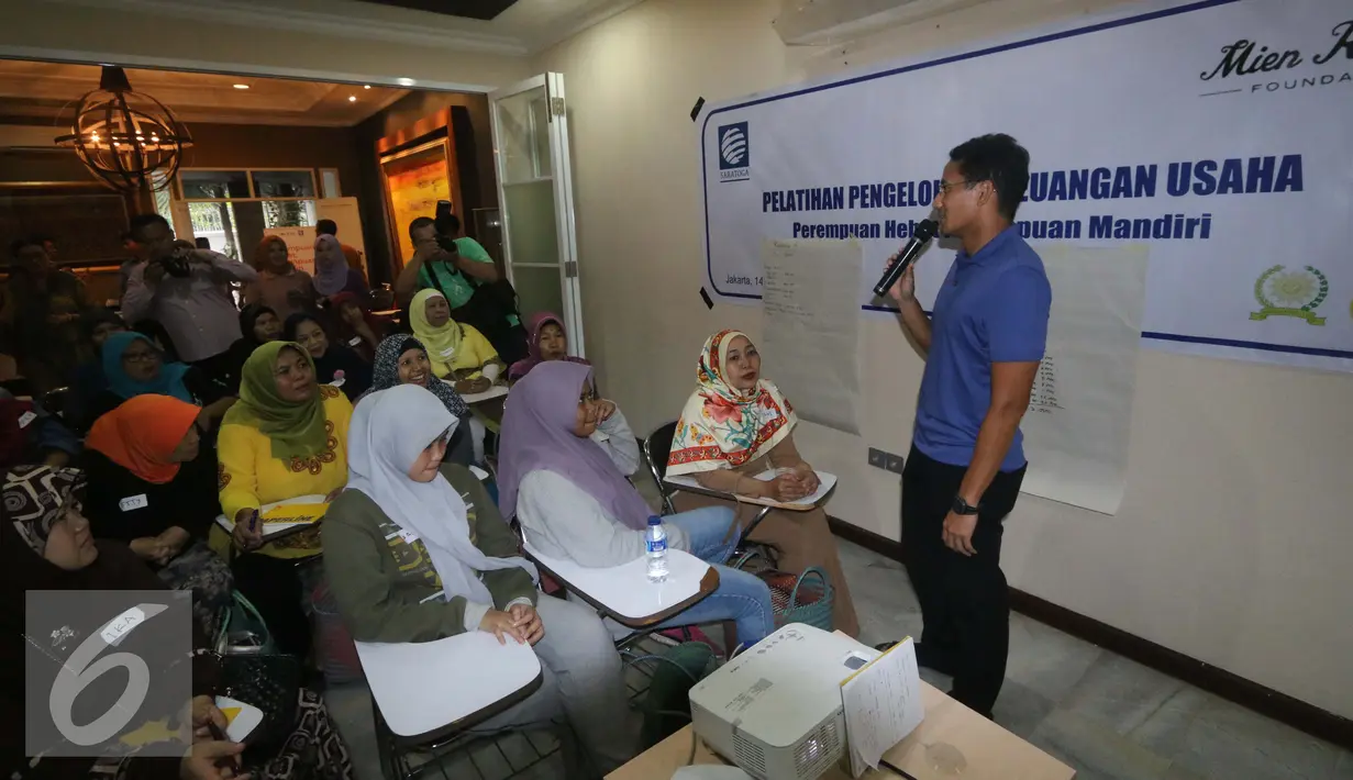 Sandiaga Uno memberikan pelatihan kepada peserta program Perempuan Hebat, Perempuan Mandiri, Jakarta (14/2). Program diikuti 40 peserta dengan mempercayakan pengelolaan kepada ibu-ibu dan remaja dalam pelatihan marketing. (Liputan6.com/Gempur M Surya)