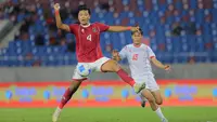 Pemain Timnas Indonesia U-22, Kadek Arel melakukan duel dengan pemain Myanmar U-22 pada pertandingan SEA Games 2025 di 700th Anniversary Stadium, Chiang Mai, Jumat (12/12/2025). (Bola.com/Bagaskara Lazuardi)