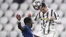 Pemain Juventus, Cristiano Ronaldo, menyundul bola saat melawan Porto pada laga Liga Champions di Stadion  Allianz, Rabu (10/3/2021). Juventus tersingkir karena skor agregat 4-4. (AP/Luca Bruno)