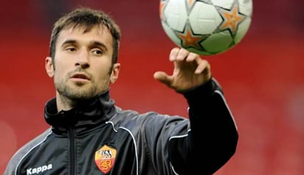 AS Roma's Serbia-Montenegrin forward Mirko Vucinic plays with the ball during trainig session at Manchester Old Trafford Stadium a day before their Champions League football match against MU, April 08 2008. AFP PHOTO /FILIPPO MONTEFORTE