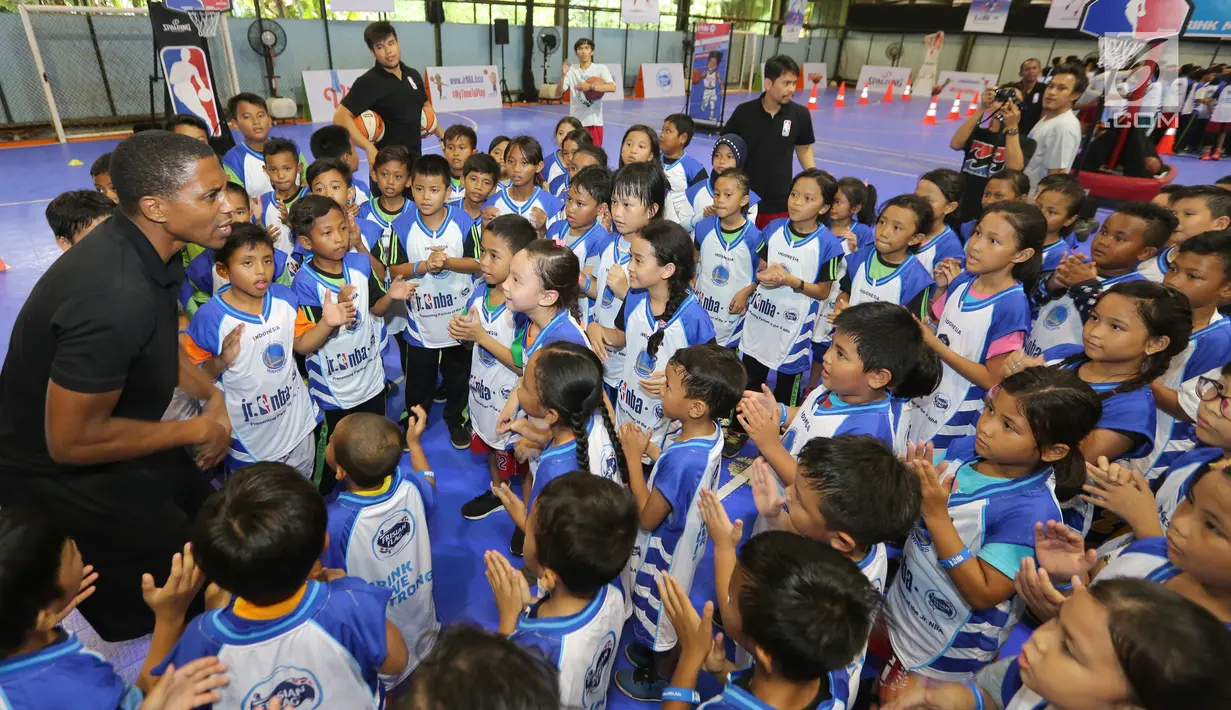 Pelatih memberikan semangat kepada anak-anak pada program Junior NBA Indonesia di Cilandak, Jakarta, Sabtu (24/3). Kegiatan tanpa dikenakan biaya ini terbuka untuk anak-anak berusia 5-14 tahun. (Liputan6.com/Fery Pradolo)