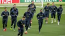 Para pemain Manchester United saat latihan jelang laga Liga Champions di Barcelona, Senin (16/4). Barcelona akan berhadapan dengan Manchester United. (AP/Joan Monfort)