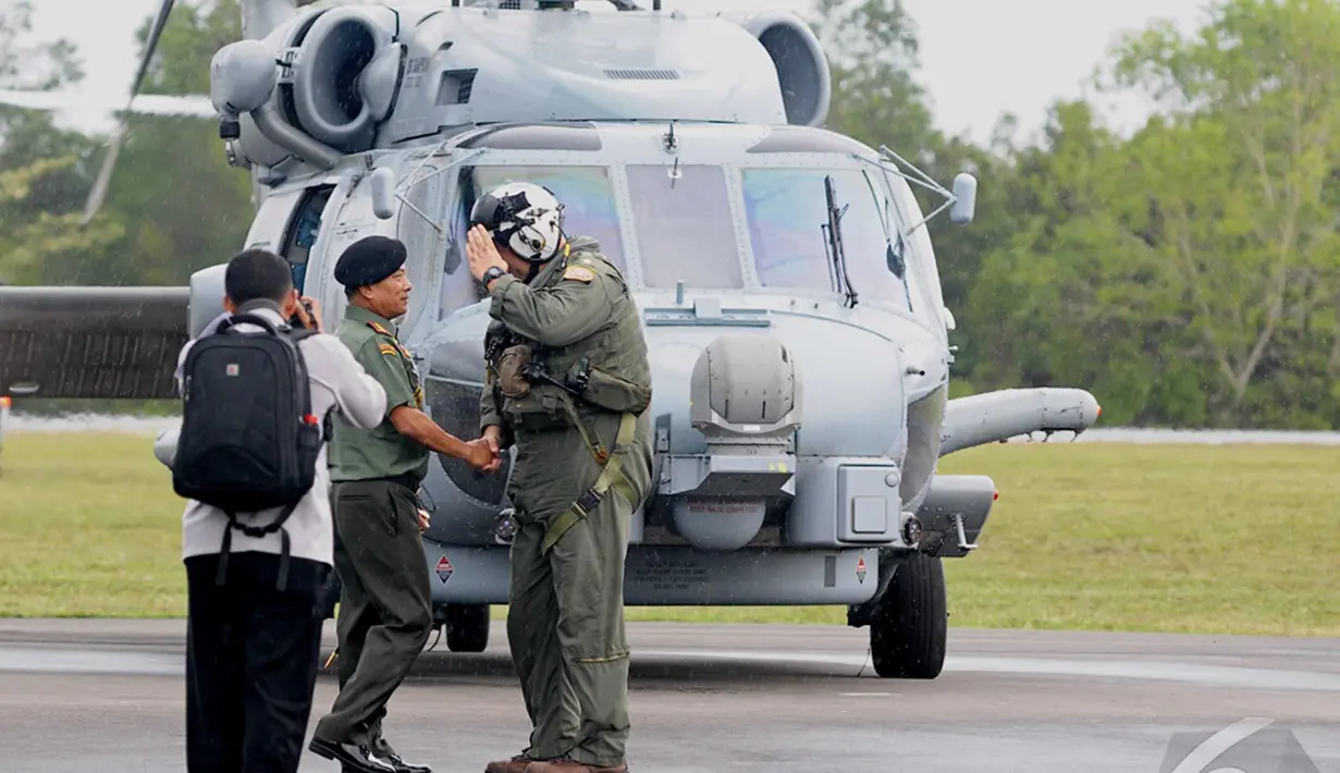 Panglima TNI Jenderal TNI Moeldoko (kiri) tiba di pangkalan Bun Lanud Iskandar Kedatangan Moeldoko ini bertujuan untuk meninjau langsung kegiatan evakuasi kecelakaan pesawat AirAsia, Kalteng, Selasa, (6/1/2015). (Liputan6.com/Andrian M Tunay)