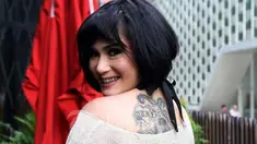 Beberapa selebritis kini ramai ramai menghiasi tubuh mereka dengan tato. Mereka lakukan itu, karena menganggap tato membuat mereka semakin seksi.