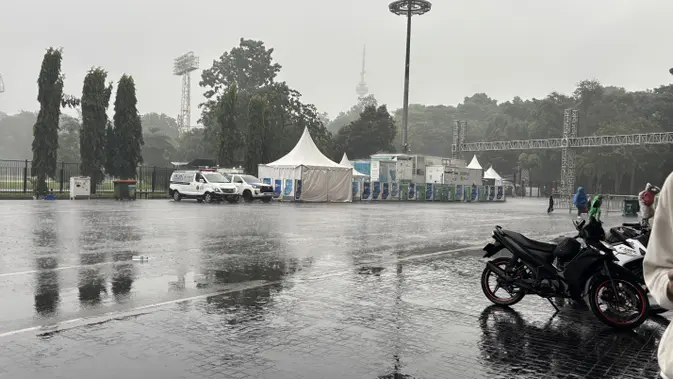 SUGBK Diguyur Hujan Deras Jelang Pembukaan Piala Presiden 2025