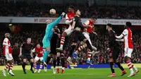Pemain Arsenal Gabriel Magalhaes (tengah) mencetak gol ke gawang Southampton pada pertandingan sepak bola Liga Inggris di Emirates Stadium, London, Inggris, 11 Desember 2021. Arsenal menang 3-0. (AP Photo/Ian Walton)
