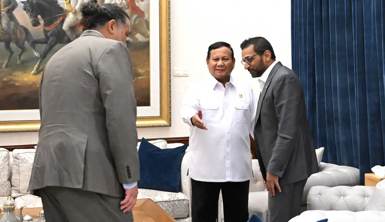 Presiden Indonesia Prabowo Subianto menyambut Direktur Biro Investigasi Federal AS (FBI) Kash Patel (kanan) selama pertemuan mereka di kediaman Prabowo di Kertanegara. Jakarta, Rabu malam (22/07/2026). (AFP/ Istana Kepresidenan RI)