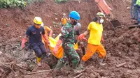 Tim Sar evakuasi korban longsor di Nganjuk. (Dian Kurniawan/Liputan6.com)