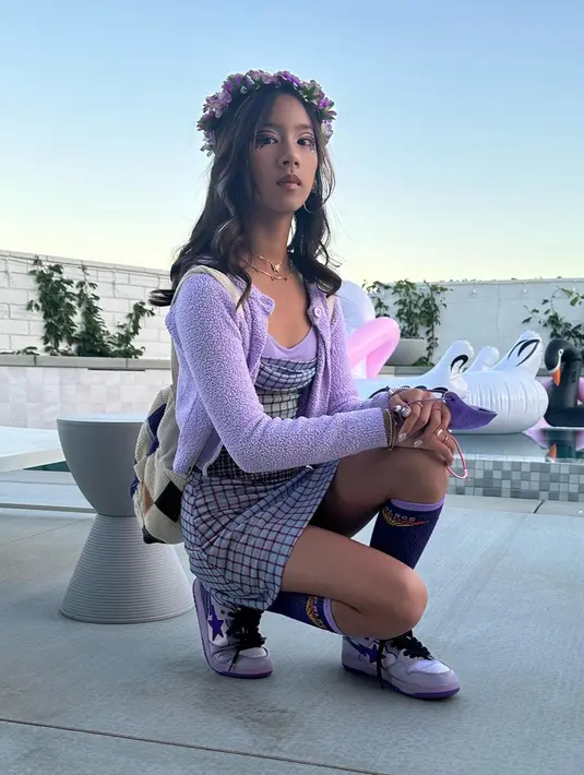 Ibu dan anak ini sama-sama terlihat modis dengan gaya fashion masing-masing.