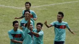 Pemain Universitas Negeri Malang (UM) melakukan selebrasi usai mencetak gol ke gawang STIE Indocakti pada laga semifinal Torabika Campus Cup 2017 di Stadion UM, Malang, Kamis, (02/11/2017). UM menang 2-0 atas STIE Indocakti. (Bola.com/M Iqbal Ichsan)