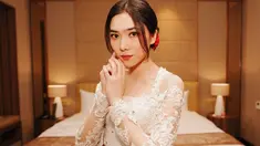 Diva muda ini memang dikenal dengan lagu-lagu hits dan suara emasnya. Namun tak hanya suara merdu, penampilan Isyana dalam balutan kebaya tuai pujian. Ia tampak begitu anggun dan pesona cantiknya terpancar.(Liputan6.com/IG/@isyanasarasvati)
