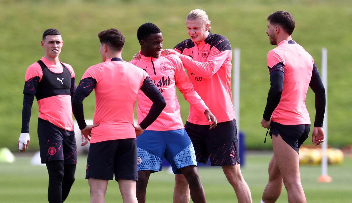 Pemain Manchester United, Erling Haaland (kedua kanan) bercanda dengan rekannya saat melakukan latihan jelang laga perempat final Liga Champions 2023/2024 melawan Real Madrid di Etihad Campus, Manchester, Inggris, 8 April 2024 waktu setempat. (AFP/Darren Staples)
