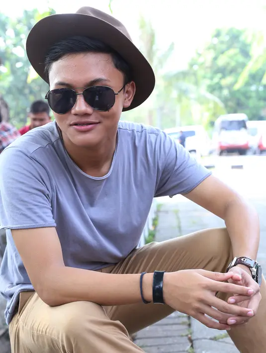 "Alhamdulillah sedikit-sedikit bisa mandiri, tapi kalau mau beli sesuatu dan harganya mahal banget ya masih minta ke ayah," ungkap Rizky Fabian Sutisna yang ditemui di kawasan Taman Mini Indonesia Indah, Jakarta Timur, 27/7. (Galih W. Satria/Bintang.com)