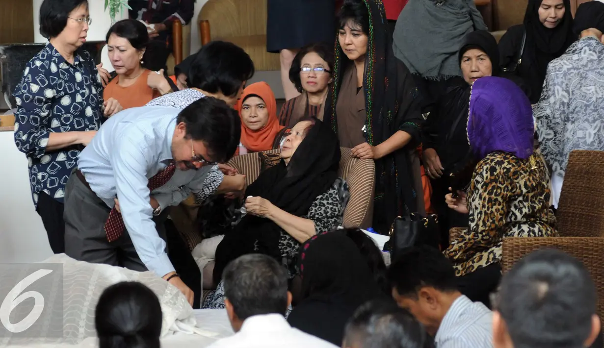 Suasana rumah duka Adnan Buyung Nasution di kawasan Lebak Bulus, Jakarta, (23/9/2015). Pengacara kondang Adnan Buyung Nasution meninggal dunia di Rumah Sakit Pondok Indah pukul 10.15 WIB. (Liputan6.com/Helmi Afandi)