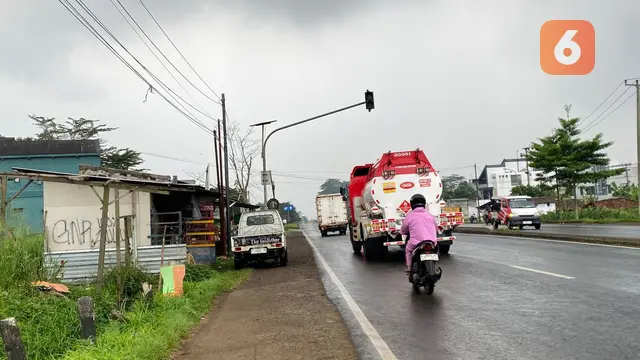 Bangunan liar di sempadan Jalan Provinsi wilayah Jalur Lingkar Selatan, Sukabumi. (Liputan6.com/Fira Syahrin).