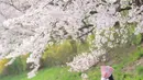 Di hari ultah sang ibunda, Gisel mengunggah potret kebersamaan mereka di bawah pohon cerry blossom. Gisel menuliskan caption yang menyentuh, mengungkapkan rasa syukur dan cintanya kepada ibunya. Unggahannya ramai dikomentari netizen yang tak sabar menantikan hasil akhir operasi tersebut. (Liputan6.com/IG/@gisel_la)