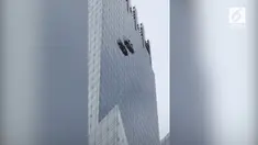 Sebuah video merekam kejadian dua orang petugas pembersih kaca yang tidak bisa bergerak dari lantai 50.