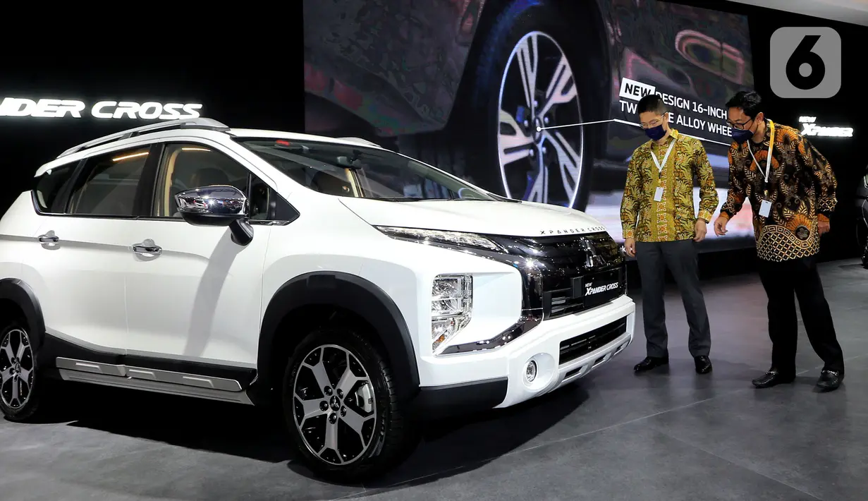 Director of Sales & Marketing Division PT. MMKSI Tetsuhiro Tsuchida (kiri) berbincang dengan General Manager of Sales & Marketing Division Amiruddin (kanan) ada Jakarta Auto Week (JAW) 2022 di booth Mitsubishi Motors JCC, Jakarta, Selasa (15/3/2022). (Liputan6.com/Fery Pradolo)