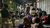 Korban banjir di Kota Pekanbaru menunggu tim evakuasi datang karena luapan Sungai Siak makin tinggi. (Liputan6.com/M Syukur)