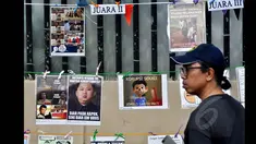 Warga melintas diantara gambar koruptor dan pegiat antikorupsi di MH Thamrin, Jakarta, Minggu (18/1/2015). (Liputan6.com/Miftahul Hayat)