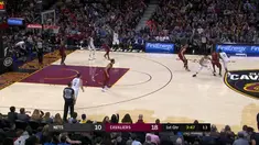 LeBron James berhasil melakukan steal lalu membawa bola ke ring namun gagal melakukan windmill dunk. #NBA
