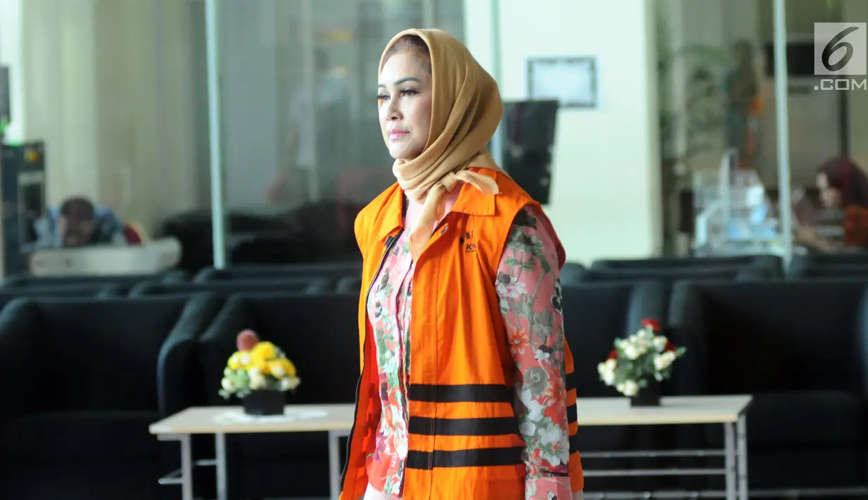 Wali Kota Tegal (nonaktif), Siti Masithausai menjalani pemeriksaan di Gedung KPK, Jakarta, Jumat (24/11). Pemeriksaan terkait dugaan suap pengelolaan dana jasa RSUD Kardinah dan pengadaan barang jasa Kota Tegal TA 2017. (Liputan6.com/Helmi Fithriansyah)