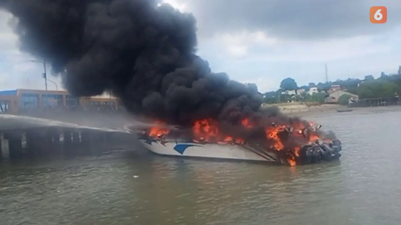 Speedboat terbakar