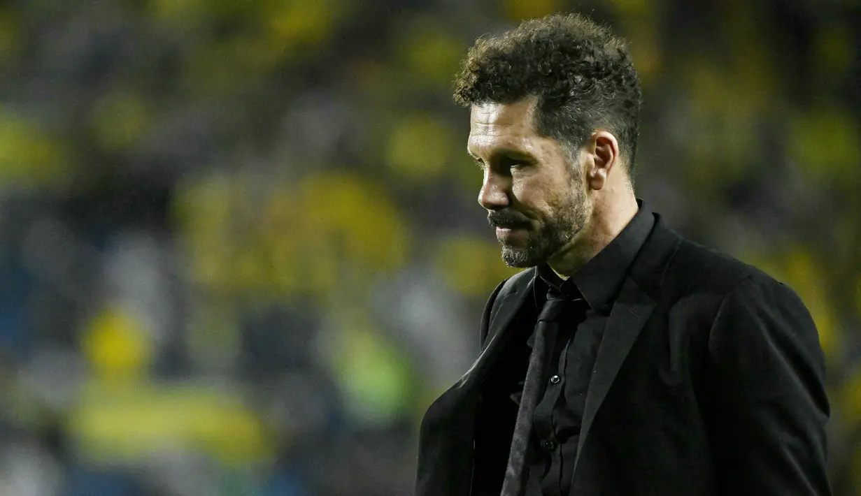 Pelatih Atletico Madrid, Diego Simeone, meninggalkan lapangan dengan wajah lesu setelah ditaklukkan Las Palmas pada laga Liga Spanyol di Stadion Gran Canaria, Sabtu (4/11/2023). Kekalahan ini membuat Atletico tertahan di peringkat tiga dengan 25 poin. (AFP/Javier Soriano)