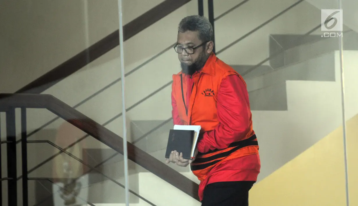Mantan Anggota DPRD Sumut, Ferry Suando Tanuray Kaban akan menjalani pemeriksaan di Gedung KPK, Jakarta, Senin (4/3). Ferry diperiksa sebagai tersangka dugaan suap LPJ APBD 2012 dan pengesahan perubahan APBD 2013, 2014 dan 2015. (Merdeka.com/Dwi Narwoko)
