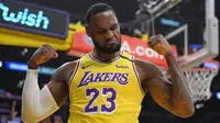 Pebasket Los Angeles Lakers, LeBron James, melakukan selebrasi usai memasukkan bola saat melawan New York Knicks pada laga NBA di Staples Center, Rabu (8/1/2020). LA Lakers  menang 117-87 atas Knicks. (AP/Mark J. Terrill)