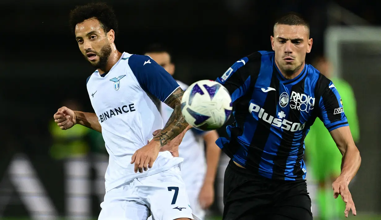 Bek Atalanta, Merih Demiral (kanan) berebut bola dengan striker Lazio, Felipe Anderson pada laga Liga Italia 2022/2023 di Atleti Azzurri d'Italia Stadium, Bergamo (23/10/2022). Setelah membela Juventus sejak awal musim 2019/2020, Merih Demiral dilepas ke Atalanta pada awal musim 2022/2023 setelah sempat berstatus pinjaman selama semusim. Atalanta mempermanenkannya dengan mahar senilai 21 juta euro atau setara Rp345 miliar. (AFP/Miguel Medina)