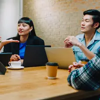 Sekelompok orang sedang berdiskusi mengenai pekerjaannya (Foto Dok: Freepik/ tirachardz).
