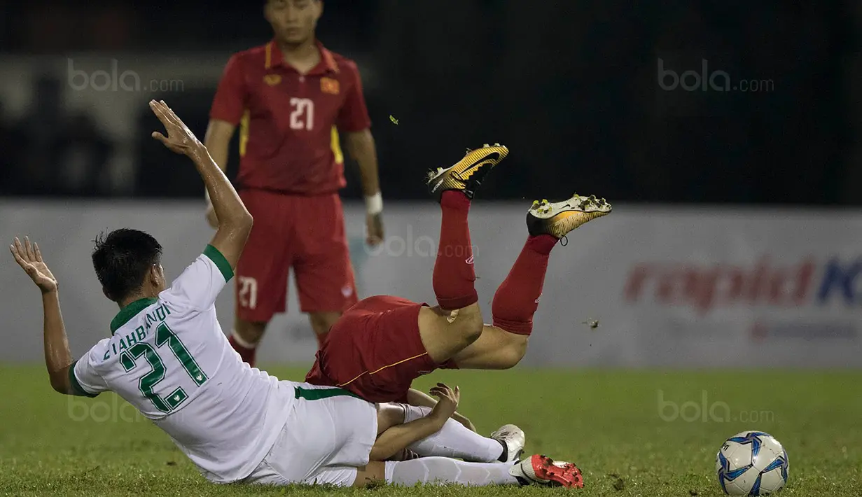 Gelandang Timnas Indonesia, Hanif Sjahbandi, saat pertandingan melawan Vietnam di Stadion MPS, Selangor, Selasa (22/8/2017). Indonesia bermain imbang 0-0 lawan Vietnam. (Bola.com/Vitalis Yogi Trisna)