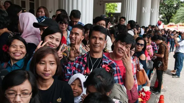 Ratusan Warga Rela Antre Sejak Pagi untuk Foto Bersama Ahok