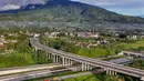 Foto udara memperlihatkan ruas Jalan Tol Bogor-Ciawi-Sukabumi (Bocimi) dengan latar belakang Gunung Salak di Cibadak, Kabupaten Sukabumi, Jawa Barat, Jumat (31/10/2025). Tol Bocimi menjadi infrastruktur penting untuk memperkuat konektivitas wilayah Jawa Barat bagian selatan. (merdeka.com/Arie Basuki)