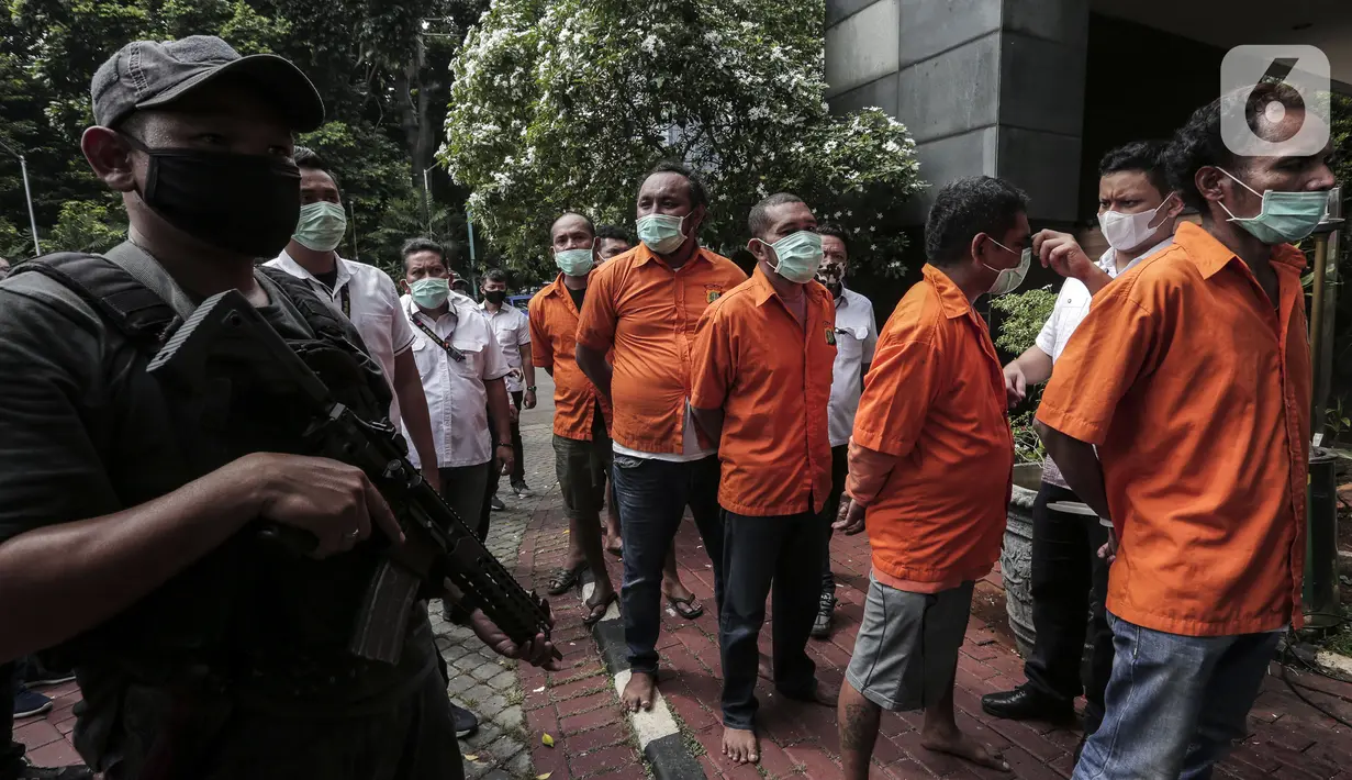 Polisi menggiring kelompok John Kei saat rilis kasus premanisme di Polda Metro Jaya, Jakarta, Senin (22/6/2020). John Kei memerintahkan anak buahnya membunuh Nus Kei dan anggotanya berinisial ER karena kecewa atas tidak meratanya uang hasil penjualan tanah. (Liputan6.com/Johan Tallo)