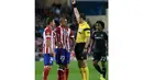 Beberapa kali terlihat wasit Jonas Eriksson mengeluarkan kartu kuning untuk pemain kedua kesebelasan (Atl Madrid dan Chelsea) dalam laga pertama semifinal Liga Champions di stadion Vicente Calderon, Madrid, (23/4/2014). (REUTERS/Paul Hanna)