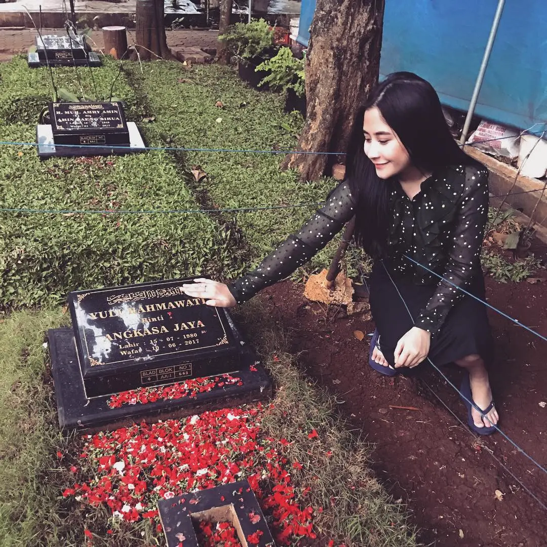 Prilly Latuconsina menyempatkan mengunjungi makam Julia Perez