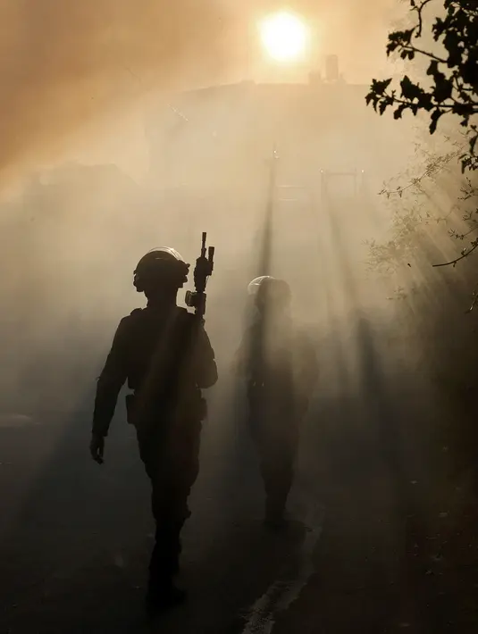 Anggota pasukan keamanan Israel berpatroli selama protes oleh demonstran Palestina terhadap pendudukan Israel dan kampanye udaranya di Jalur Gaza, Palestina, 18 Mei 2021. Otoritas Israel mengatakan 12 orang telah tewas di Israel, termasuk dua anak. (Emmanuel DUNAND/AFP)