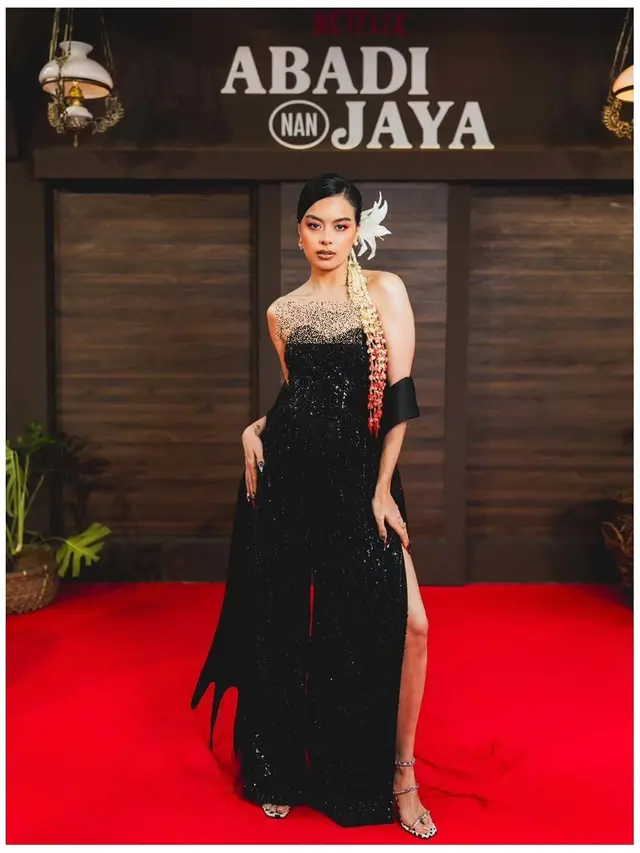 5 Potret Gaya Memukau Eva Celia di Pemutaran Perdana Film Zombie 'Abadi Nan Jaya'