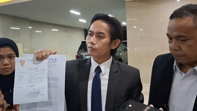 Pengacara Pegi Setiawan, Toni RM saat menyambangi Bareskrim Polri, Jakarta Selatan, pada Rabu (5/6) malam.
