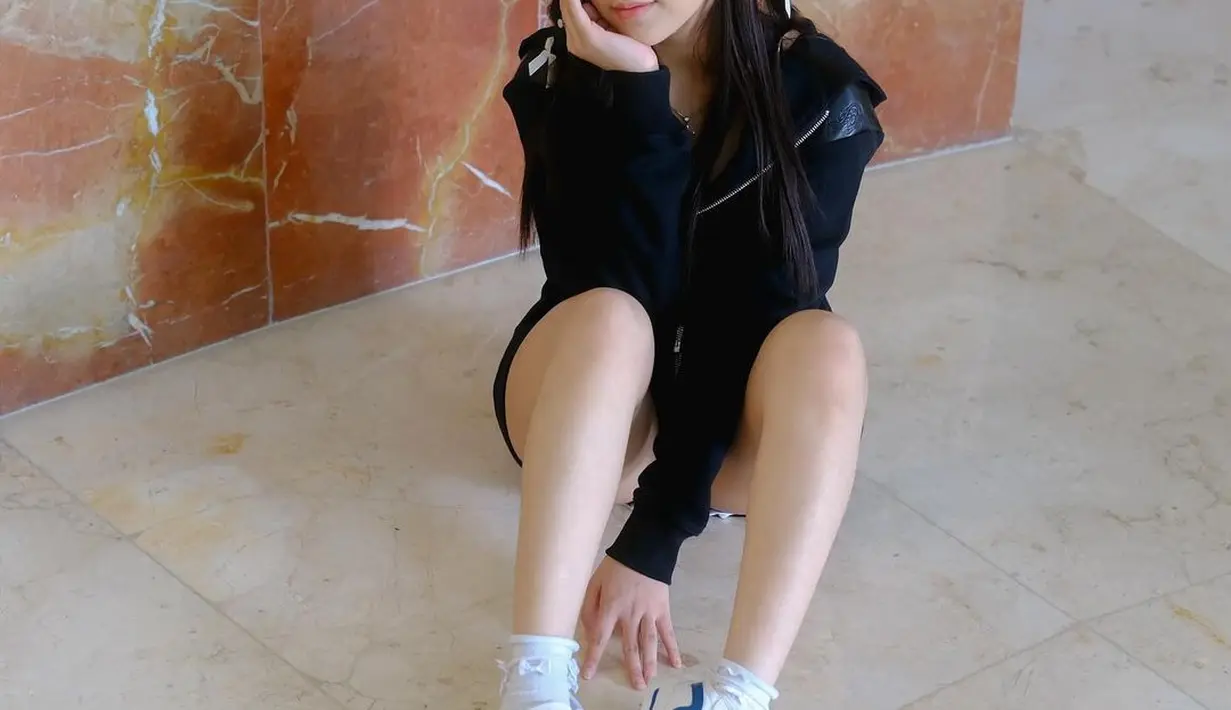 Imutnya Eca Aura dengan gaya rambut bernuansa Y2K ini. Ia memberikan detail manis berupa pita-pita kecil berwarna putih. [Foto: Instagram/elsaajapasal]