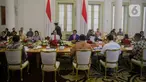 Presiden Joko Widodo memimpin rapat terbatas bersama para menteri di Istana Kepresidenan Bogor, Jakarta, Selasa (4/2/2020). Ratas tersebut membahas kesiapan menghadapi dampak virus Corona. (Liputan6.com/Faizal Fanani)