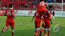 Para pemain Persija Jakarta melakukan selebrasi usai mencetak gol ke gawang Persija pada laga SCM Cup 2015. Skor berakhir imbang 1-1 di Stadion H Agus Salim, Padang, Senin (19/1/2015). (Liputan6.com/Johan Tallo)