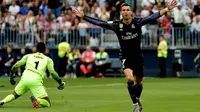 Penyerang Real Madrid, Cristiano Ronaldo, saat merayakan gol ke gawang Malaga, dalam pertandingan pekan terakhir La Liga, di Stadion La Rosaledal, Minggu atau Senin (22/5/2017). (AFP/Jose Jordan). 