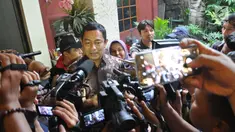 Wali Kota Semarang, Hendrar Prihadi memberikan respon terkait kontroversi pernyataannya yang ditulis di berbagai media terkait jalan tol di Rumah Makan Selasih Semarang, Senin (4/2). (Liputan6.com/Gholib)