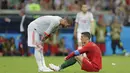 Bintang Portugal, Cristiano Ronaldo, dijatuhkan oleh bek Spanyol, Sergio Ramos, pada laga Grup B Piala Dunia di Stadion Fisht, Sochi, Jumat (15/6/2018). Kedua negara bermain imbang 3-3. (AP/Sergei Grits)