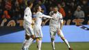 Pemain Real Madrid, Karim Benzema (kanan) merayakan gol bersama rekannya saat melawan APOEL pada laga Liga Champions grup H di GSP stadium, Nicosia, (21/11/2017). Madrid menang 6-0. (AP/Petros Karadjias)